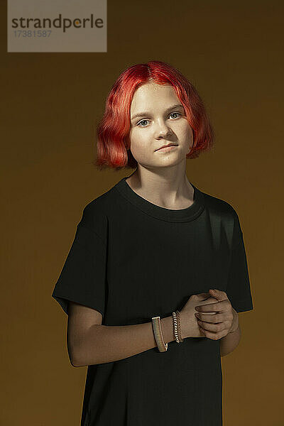 Porträt selbstbewusstes Teenager-Mädchen mit kurzen roten Haaren