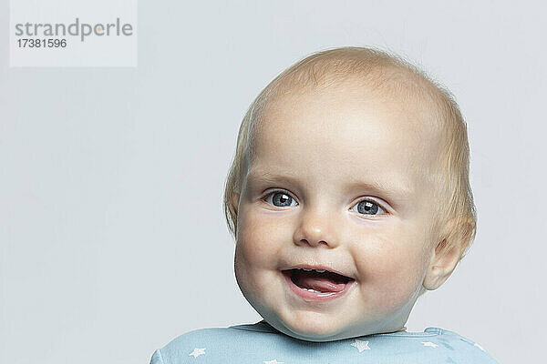Porträt süßes Baby Junge auf weißem Hintergrund