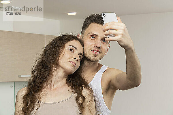 Junges Paar nimmt Selfie mit Kamera-Handy