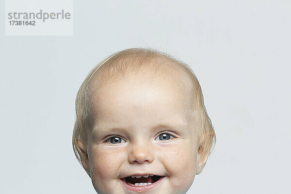 Porträt niedlich glückliches Baby Junge auf weißem Hintergrund