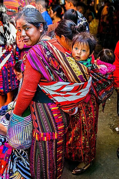 Frau mit Kind auf dem Rücken  wichtigster Markt im Hochland  Chichicastenango  Chichicastenango  Guatemala  Mittelamerika