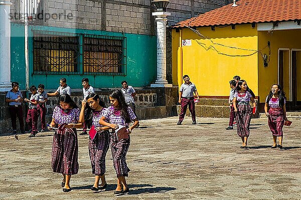 Schulkinder in Schuluniform  Santiago Atitlán  Atitlán-See  Santiago Atitlán  Guatemala  Mittelamerika