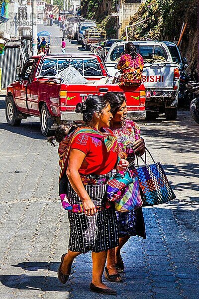 Frauen auf dem Weg zum Markt  wichtigster Markt im Hochland  Chichicastenango  Chichicastenango  Guatemala  Mittelamerika