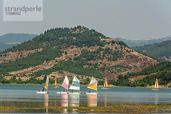 Blick auf den Lac du Salagou  Departement Herault  Okzitanien  Frankreich  Europa