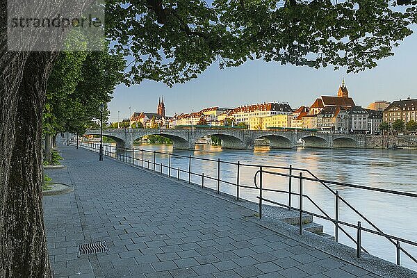 Rheinufer-Promenade mit Blick auf Altstadt mit dem Basler Münster  Martins Kirche  Mittlere Brücke und Rhein  Morgenlicht  Basel  Kanton Basel-Stadt  Schweiz  Europa
