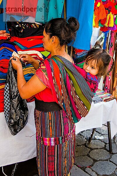 Mutter mit Kind auf dem Rücken  wichtigster Markt im Hochland  Chichicastenango  Chichicastenango  Guatemala  Mittelamerika