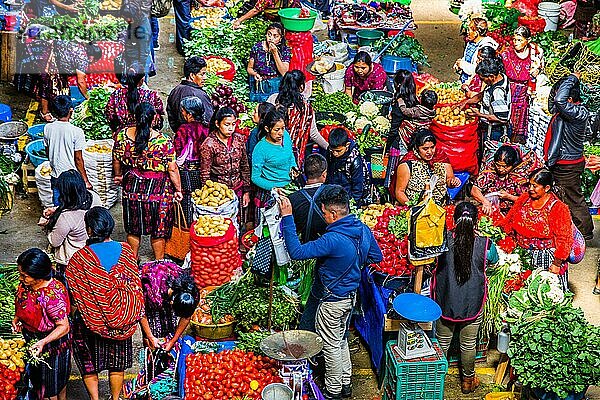 Obst- und Gemüsehalle  wichtigster Markt im Hochland  Chichicastenango  Chichicastenango  Guatemala  Mittelamerika