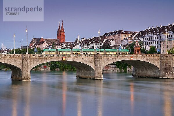 Blick auf Altstadt mit dem Basler Münster  Martins Kirche  Mittlere Brücke und Rhein  Abendlicht  Basel  Kanton Basel-Stadt  Schweiz  Europa