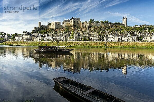 Der Fluss Vienne und die königliche Festung von Chinon  Departement Indre et Loire  Centre Val de loire  Frankreich  Europa