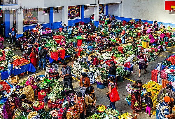 Obst- und Gemüsehalle  wichtigster Markt im Hochland  Chichicastenango  Chichicastenango  Guatemala  Mittelamerika