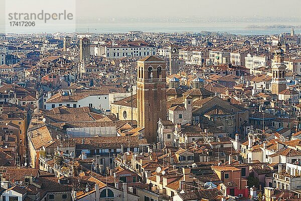 Stadtansicht  Blick vom Turm San Marco auf Venedig  Venedig  Italien  Europa