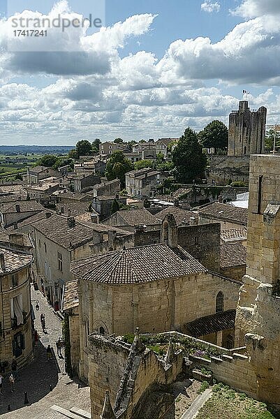 Blick auf die Altstadt mit dem Chateau du Roi  Wehrturm  Saint Emilion  Gironde  Nouvelle-Aquitaine  Frankreich  Europa