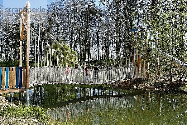 Glacis-Park  Stadtpark  Hängebrücke am Forellenbächle  Neu-Ulm  Bayern  Deutschland  Europa