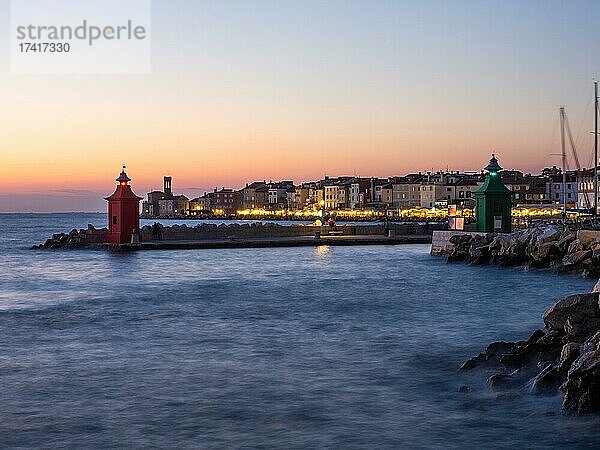 Hafeneinfahrt  hinten Leuchtturm  Abendstimmung  Piran  Istrien  Slowenien  Europa