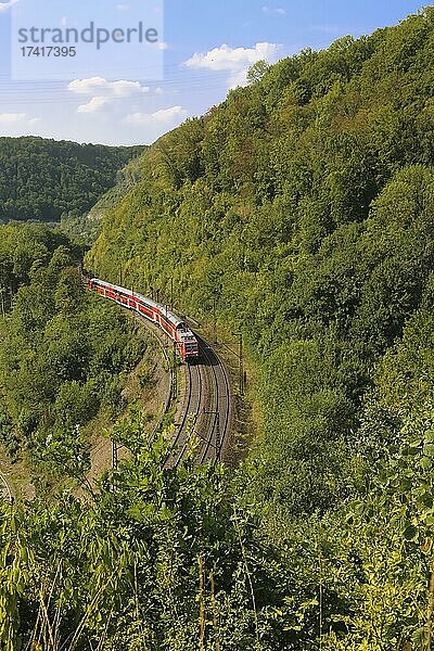 Erlebnispfad Geislinger Steige  Zug  Bahngleise  Geislingen  Baden-Württemberg  Deutschland  Europa