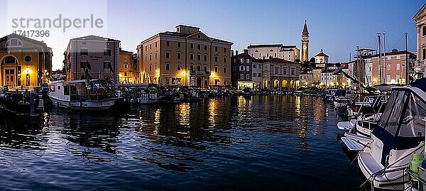 Abendstimmung am Hafen von Piran  hinten St. Georgs Kathedrale  Piran  Istrien  Slowenien  Europa