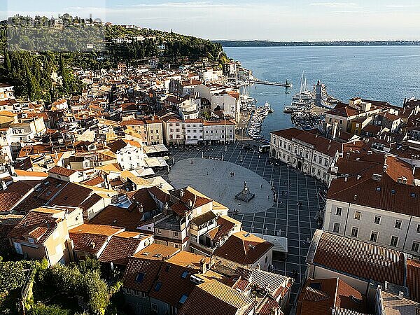 Ausblick vom Turm der St. Georgs Kathedrale auf den Tartiniplatz  Piran  Istrien  Slowenien  Europa