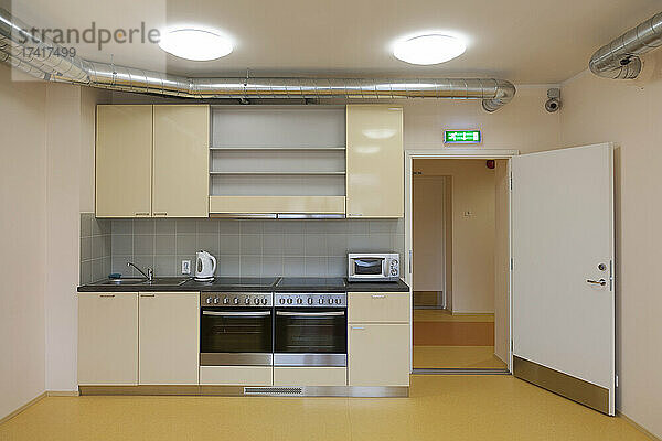 Modernes Jugendherbergsgebäude. Küche mit zwei Backöfen  Wasserkocher und Toaster.