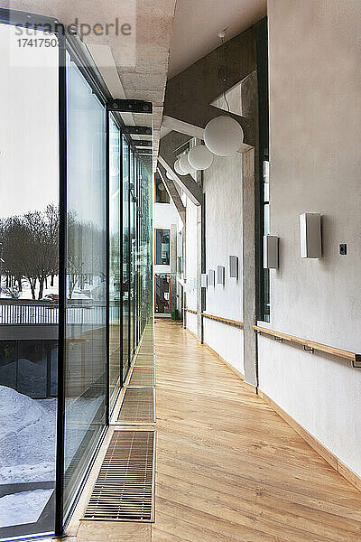 Modernes Gebäude in einer Universität  Glaswände und ein überdachter Gehweg