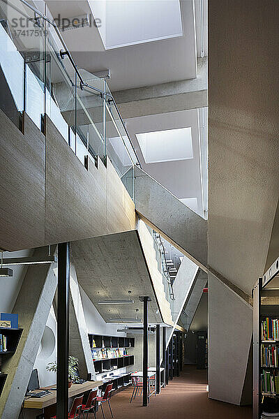 Moderne Bibliothek in einem neuen Universitätsgebäude.