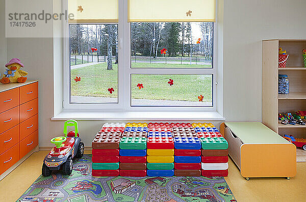 Moderne Kinderkrippe oder Vorschule-Kindergarten-Schule  geräumige Innenräume  Spielgeräte