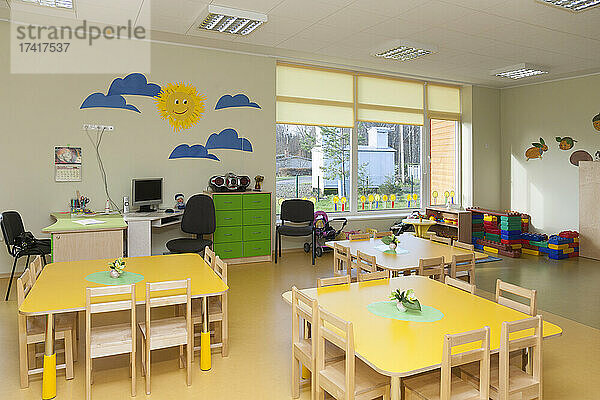 Moderne Kinderkrippe oder Vorschule-Kindergarten-Schule  geräumige Innenräume  Klassenzimmer