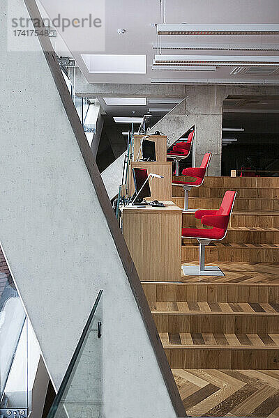 Arbeitsstationen in einer modernen Universitätsbibliothek
