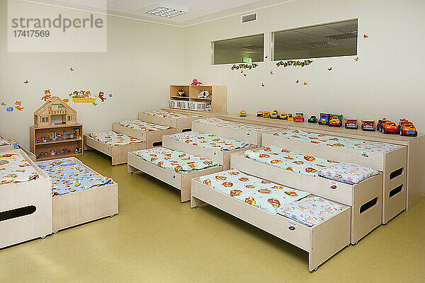 Kinderkrippen- oder Vorschulkindergartenzimmer für den Mittagsschlaf  ausziehbare Etagenbetten