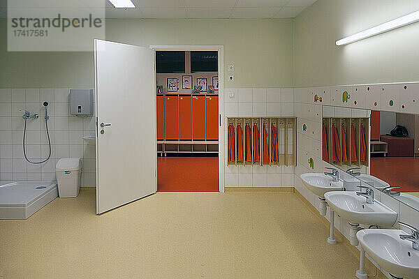 Moderne Kinderkrippe oder Vorschulkindergarten  geräumige Innenräume  Waschraum und Schließfächer