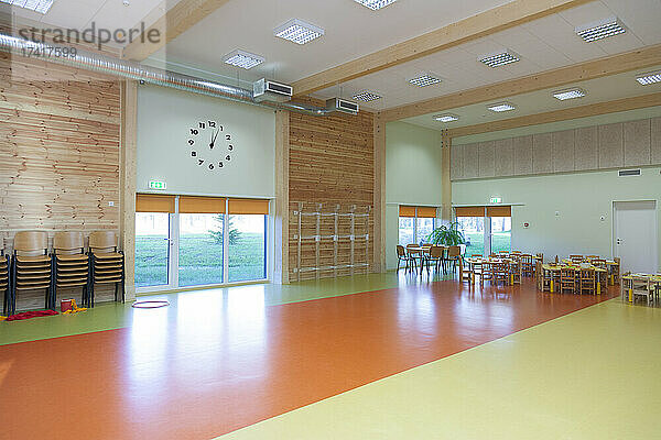 Modernes Gebäude für Kindertagesstätten oder Vorschulen  offener Spielbereich im Haus