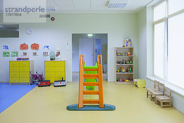 Modernes Gebäude für Kindertagesstätten oder Vorschulen  offener Spielbereich im Haus