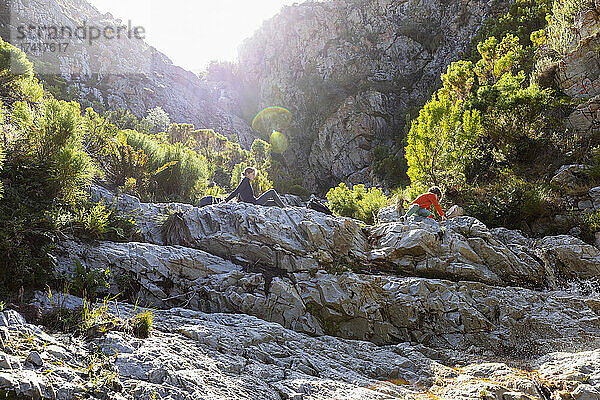 Teenagerin und jüngerer Bruder wandern auf dem Waterfall Trail  Stanford  Südafrika.