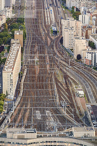 Luftaufnahme von mehreren Zuggleisen  die nach Paris führen.