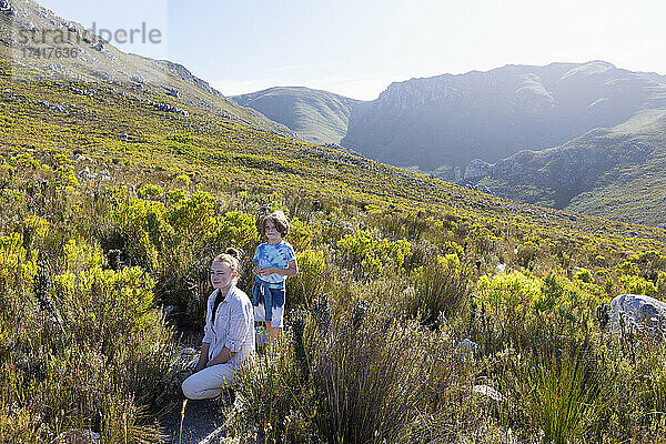 Familie beim Wandern auf einem Naturpfad  Phillipskop-Naturschutzgebiet  Stanford  Südafrika.