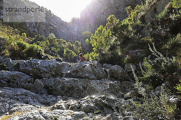 Teenagerin und jüngerer Bruder wandern auf dem Waterfall Trail  Stanford  Südafrika.