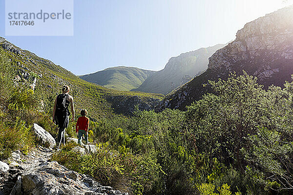 Teenagerin und jüngerer Bruder wandern auf dem Waterfall Trail  Stanford  Südafrika.