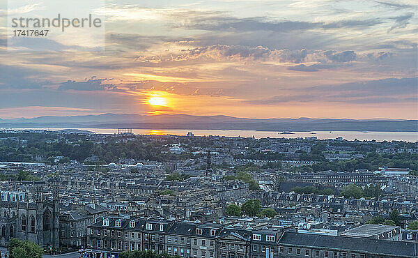 Stadtbild von Edinburgh vom Carlton Hill aus gesehen bei Sonnenuntergang.