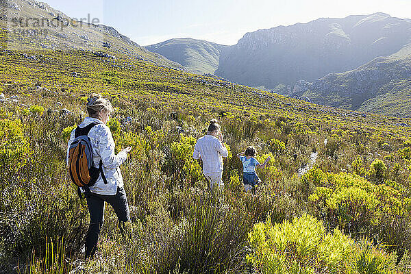 Familie beim Wandern auf einem Naturpfad  Phillipskop-Naturschutzgebiet  Stanford  Südafrika.