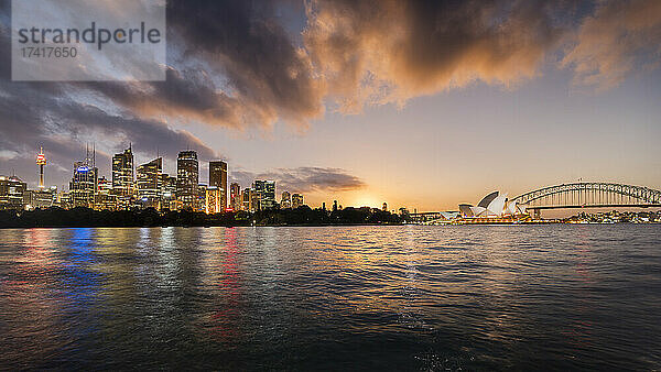 Sydney in der Morgendämmerung  vom Wasser aus gesehen  mit dem Sydney Opera House.