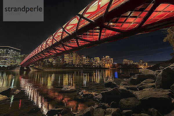 Die moderne Friedensbrücke von Calgary bei Nacht beleuchtet.