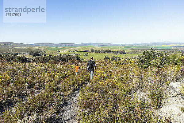 Teenagerin und jüngerer Bruder wandern auf dem Waterfall Trail  Stanford  Südafrika.