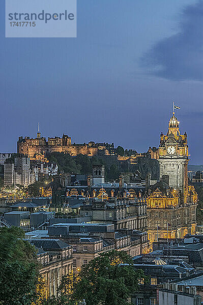 Das Stadtbild von Edinburgh in der Abenddämmerung.