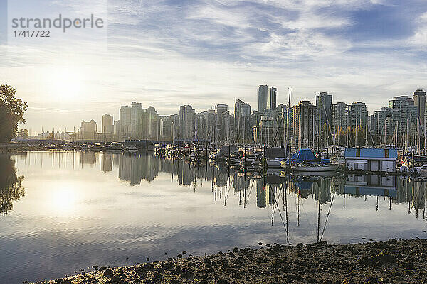 Im Hafen von Vancouver vertäute Boote mit Wolkenkratzern im Hintergrund.