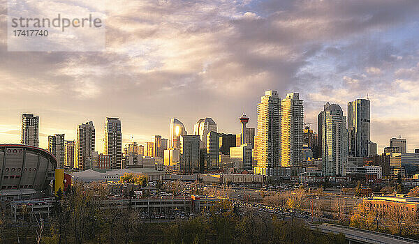 Das Stadtbild von Calgary in der Morgendämmerung.