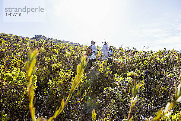 Familie beim Wandern auf einem Naturpfad  Phillipskop-Naturschutzgebiet  Stanford  Südafrika.