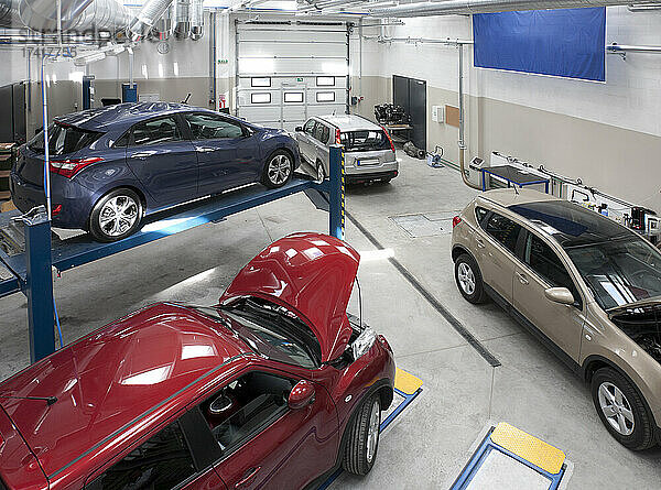 Autos in einer großen Reparaturwerkstatt oder Garage.