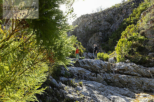 Teenagerin und jüngerer Bruder wandern auf dem Waterfall Trail  Stanford  Südafrika.