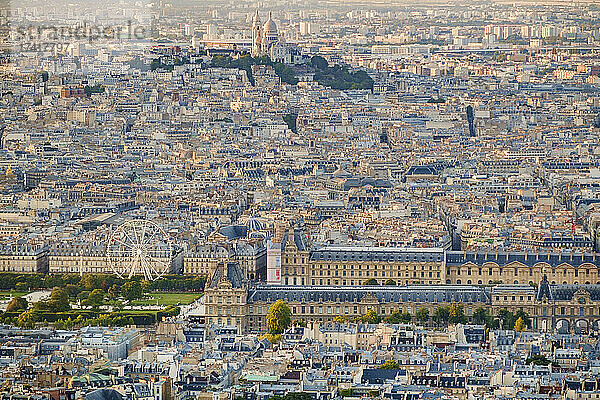 Luftaufnahme von Paris mit dem Louvre-Museum und der Kathedrale von Montmartre.