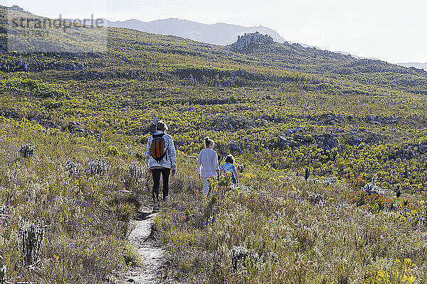 Familie beim Wandern auf einem Naturpfad  Phillipskop-Naturschutzgebiet  Stanford  Südafrika.