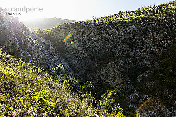 Teenagerin und jüngerer Bruder wandern auf dem Waterfall Trail  Stanford  Südafrika.